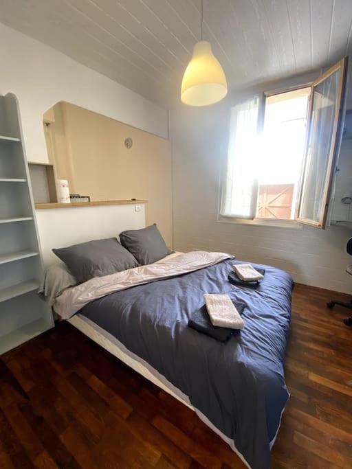 une chambre avec un lit avec un plateau dessus dans l'établissement Studio Vichy, à Vichy