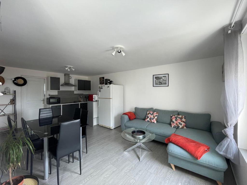 Kuchyňa alebo kuchynka v ubytovaní Les mouettes Apt duplex spacieux petite vue sur mer des chambres belle terrasse aménagée en hauteur près Omaha Beach et Bayeux 800 m plage et 300 m superette