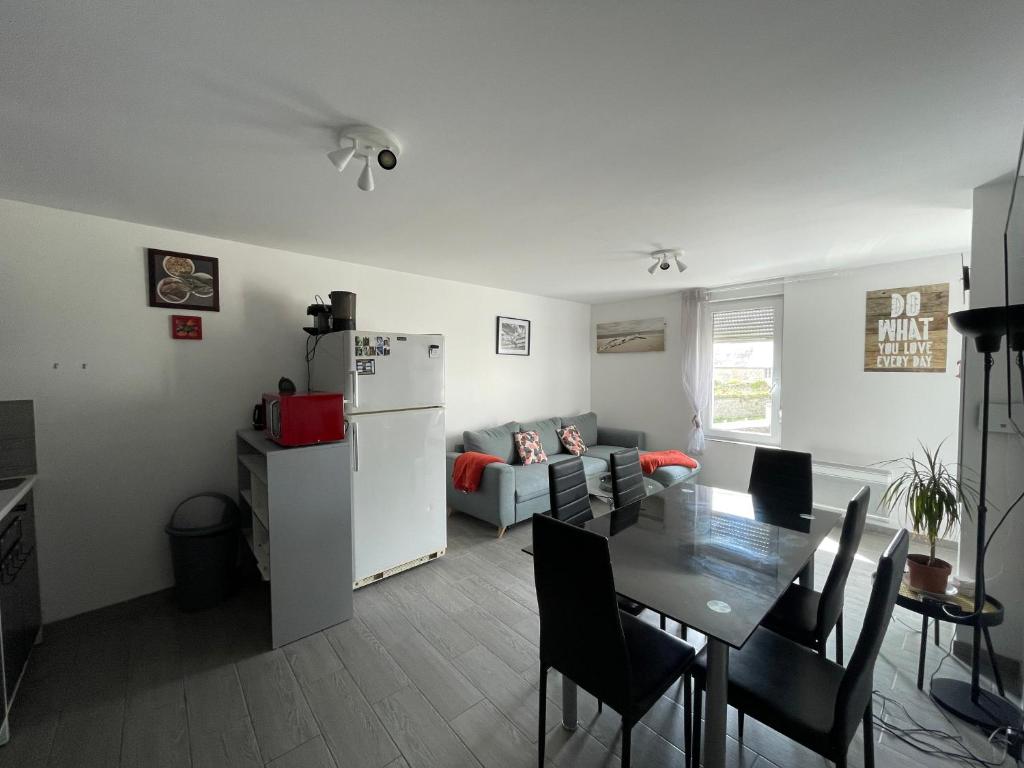 Posedenie v ubytovaní Les mouettes Apt duplex spacieux petite vue sur mer des chambres belle terrasse aménagée en hauteur près Omaha Beach et Bayeux 800 m plage et 300 m superette