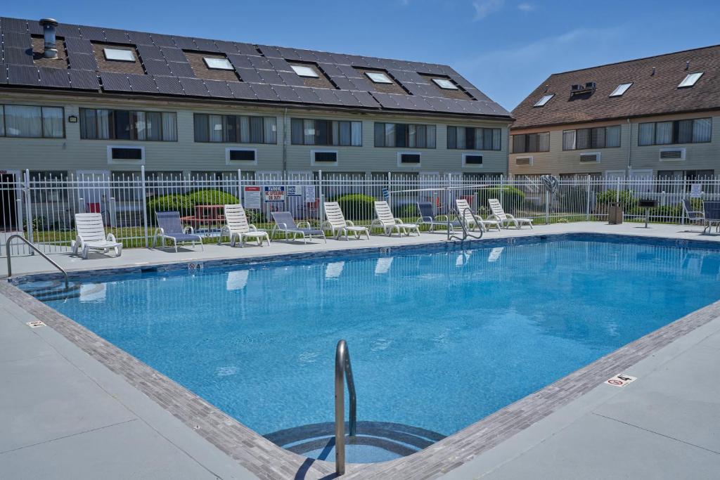 Admiralty Inn & Suites - a Red Collection Hotel photo