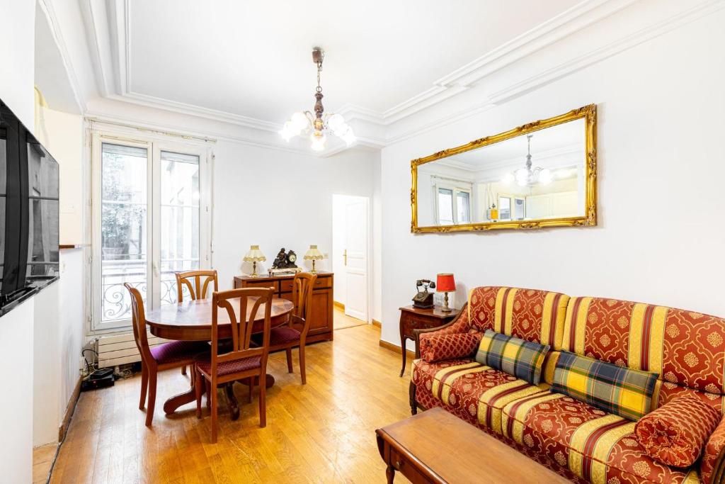 un salon avec un canapé et une table dans l'établissement GuestReady - Parisian Bliss near Notre-Dame, à Paris