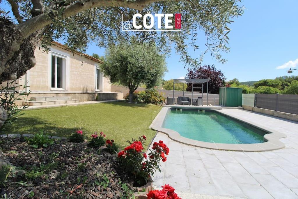 une maison avec une piscine et un panneau indiquant café dans l'établissement Villa Côte Bleue, à Ensuès-la-Redonne