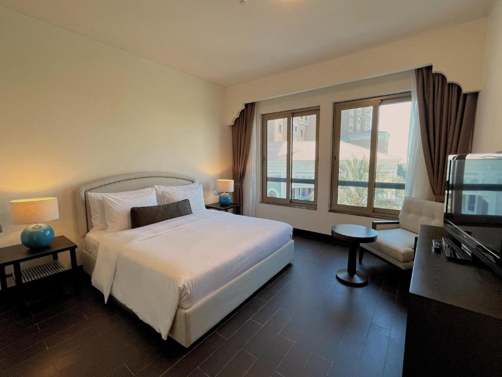 Ein Bett oder Betten in einem Zimmer der Unterkunft Oaks Ibn Battuta Gate Dubai