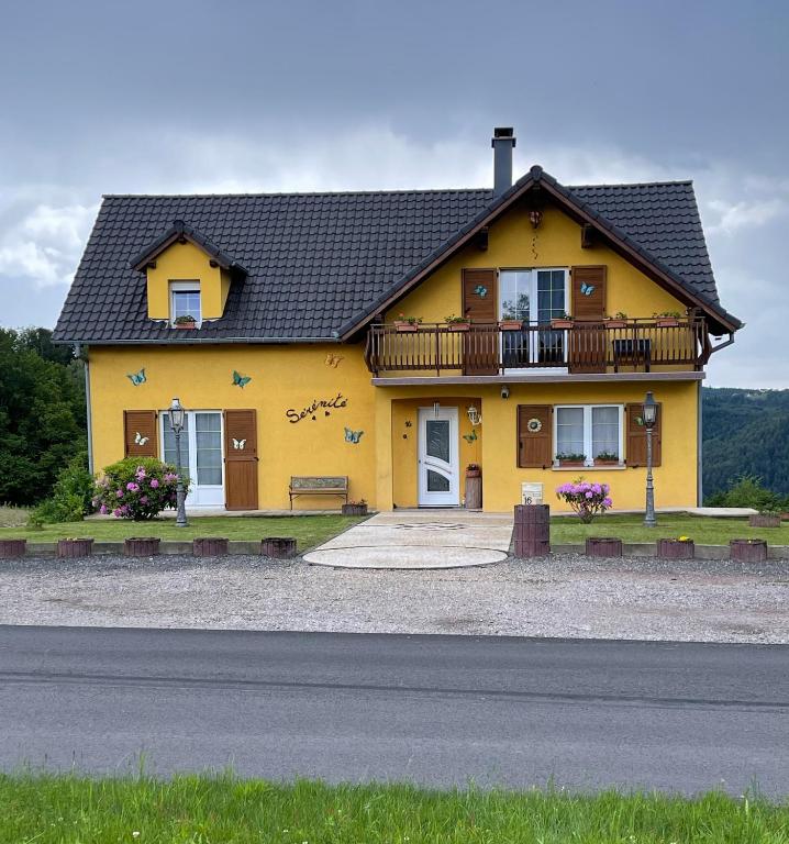a yellow house on the side of a road at HOME SÉRÉNITÉ in Hazelbourg
