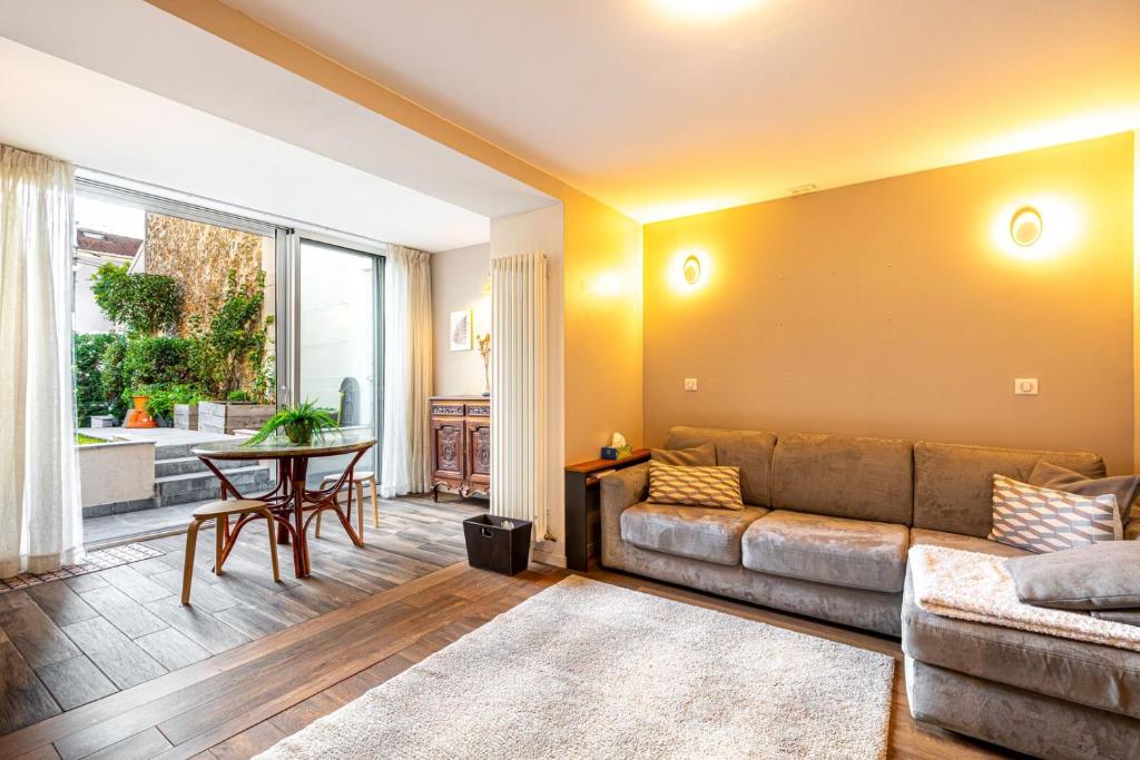 uma sala de estar com um sofá e uma mesa em GuestReady - A remarkable stay in Nogent-sur-Marne em Nogent-sur-Marne
