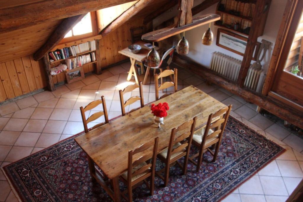 Landrosace في لو مونيتيه-لي-بان: غرفة طعام مع طاولة وكراسي خشبية