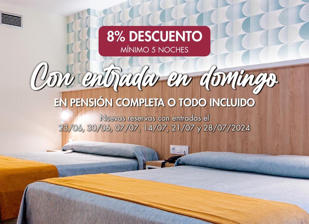 una señal para una habitación con 3 camas en Peñiscola Plaza Suites en Peñíscola
