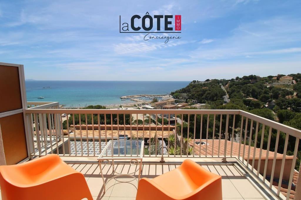 un balcon avec deux chaises et une vue sur l'océan dans l'établissement Le Phare, à Carry-le-Rouet