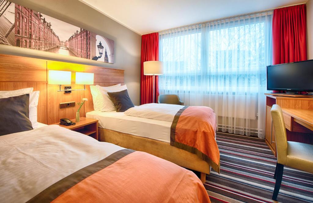 Postel nebo postele na pokoji v ubytování Leonardo Hotel Hamburg City Nord