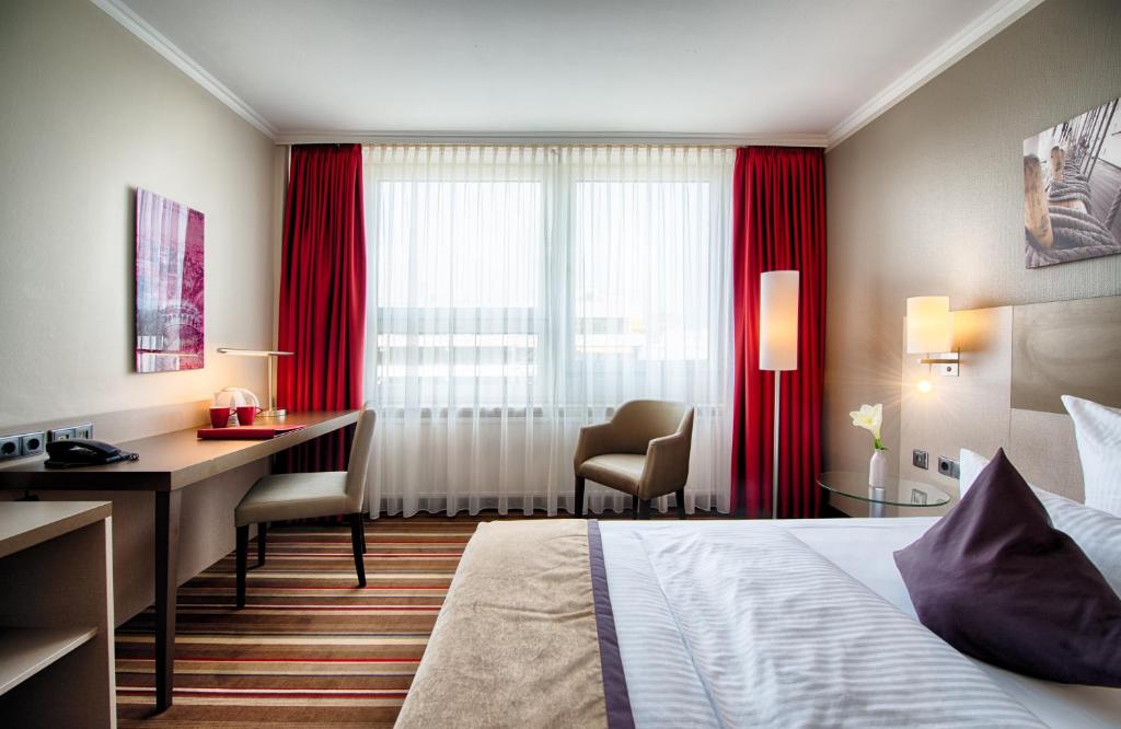Postel nebo postele na pokoji v ubytování Leonardo Hotel Hamburg City Nord