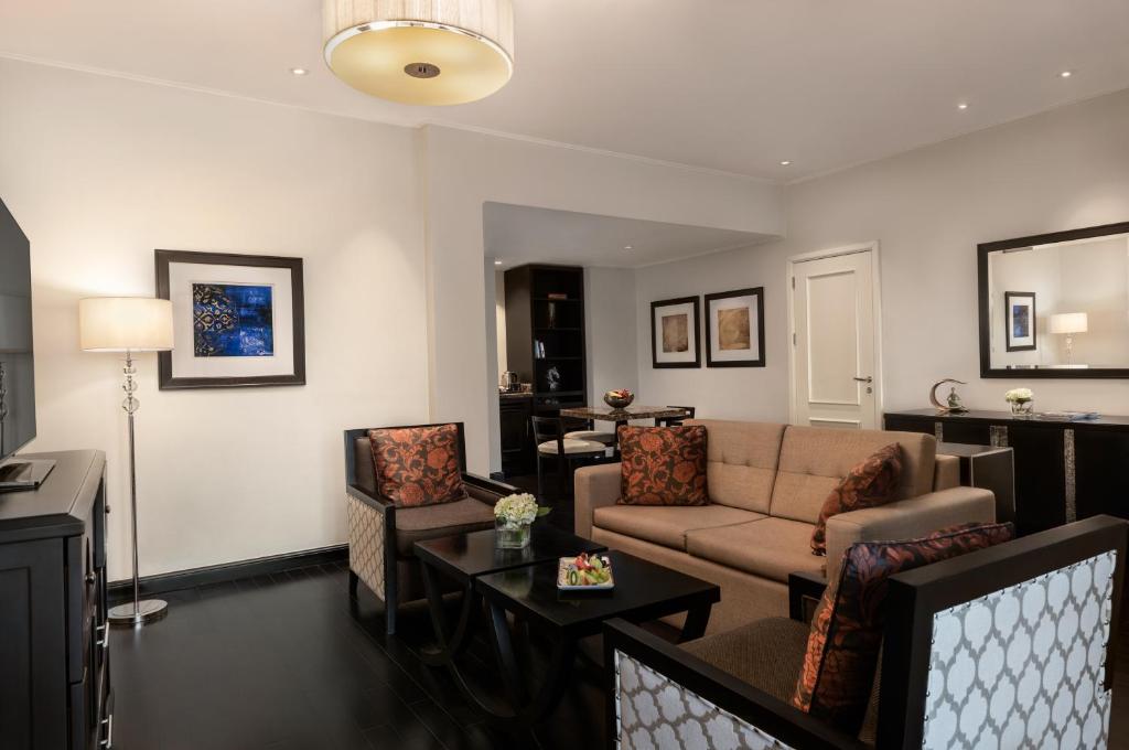 
Family Suites With Free Shuttle Bus to Public Beach
