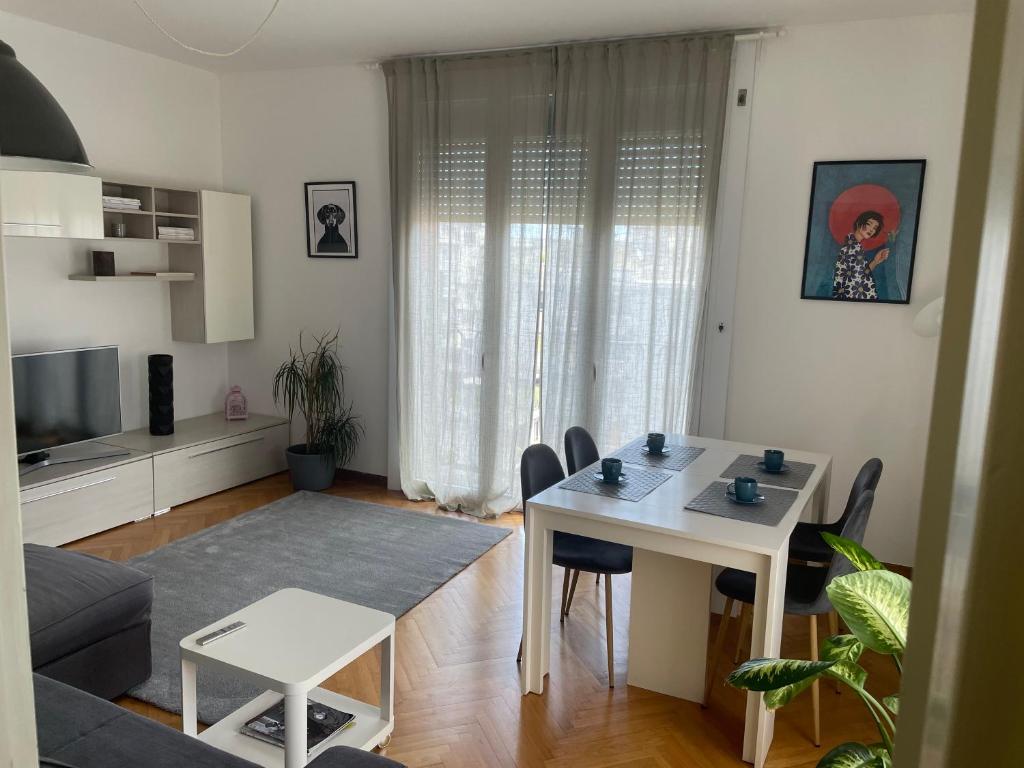 sala de estar con mesa y sala de estar con sofá en Cadolini Apartment, en Milán