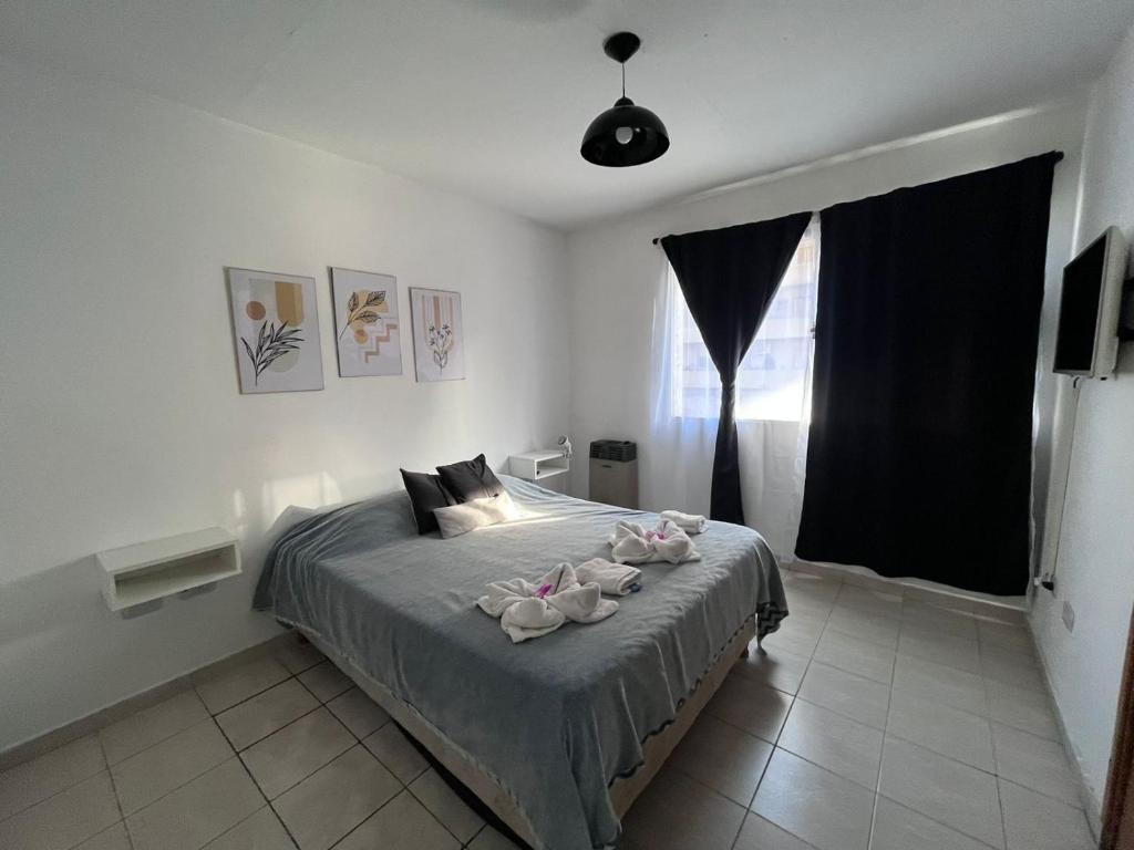 een slaapkamer met een bed met twee handdoeken erop bij Depto25nuevo in Mendoza