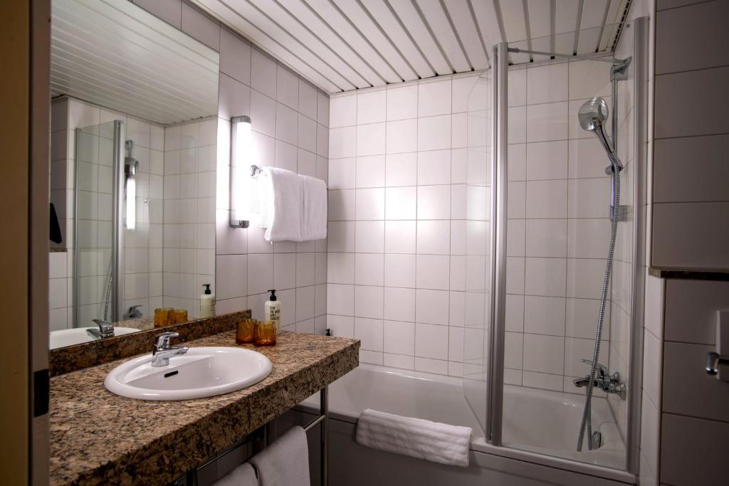 SleepBEEONE AIRPORTHOTEL FRANKFURT MÖRFELDEN - Viervoudige Kamer
