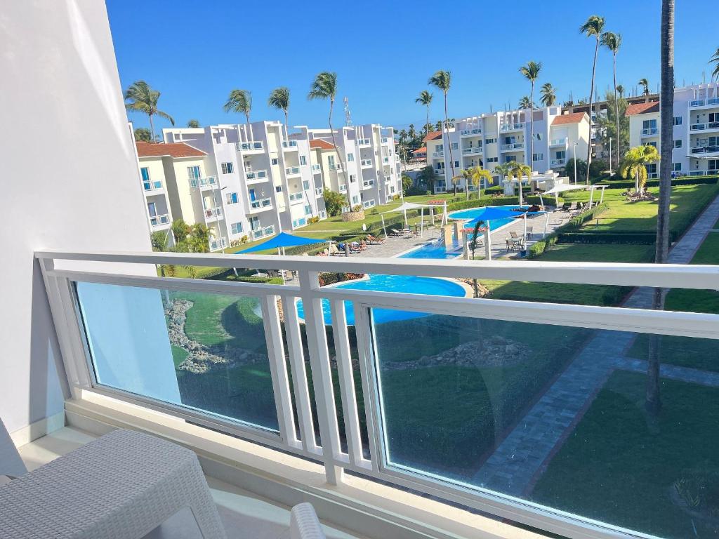 uma varanda com vista para um resort em Beauty Sol Tropical pool views apartment close to Bavaro Beach em Punta Cana