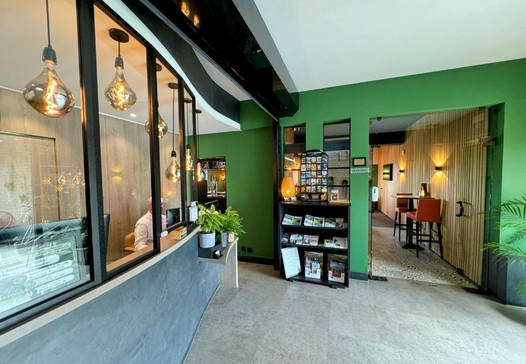 Kuchyň nebo kuchyňský kout v ubytování Hôtel L'Amandier