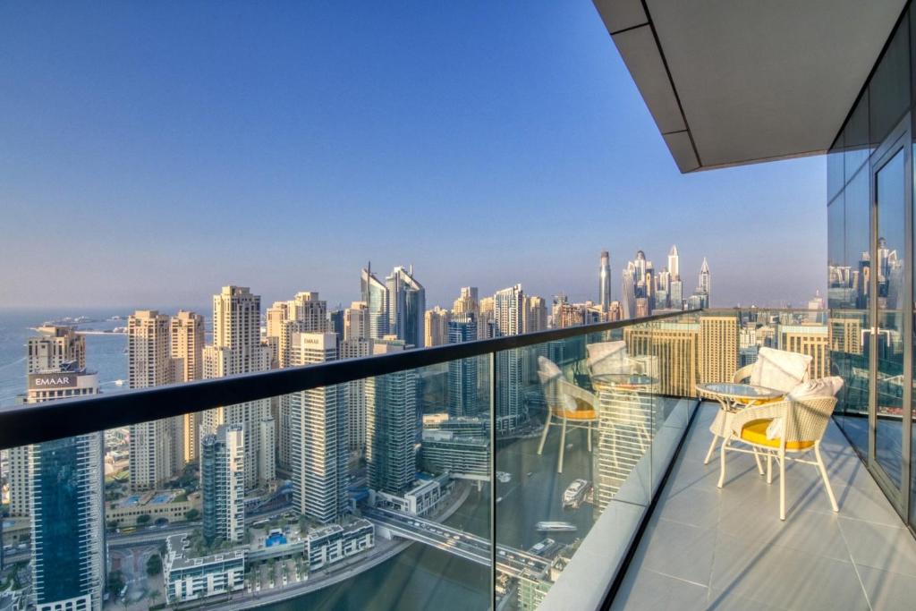 uma vista da cidade a partir do topo de um arranha-céus em GuestReady - Vida High-Floor Elegance em Dubai