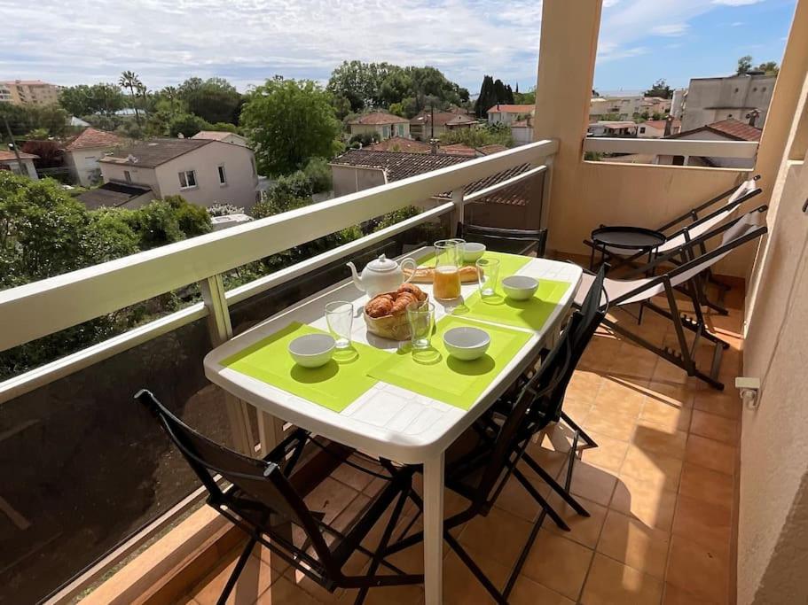 - une table blanche avec un bol de nourriture sur le balcon dans l'établissement T2 JuanOnTheBeach, à Vallauris