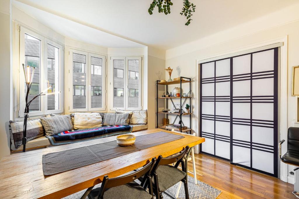 un salon avec une table et un canapé dans l'établissement GuestReady - Apt. de charme pour 2 dans le 13e, à Paris