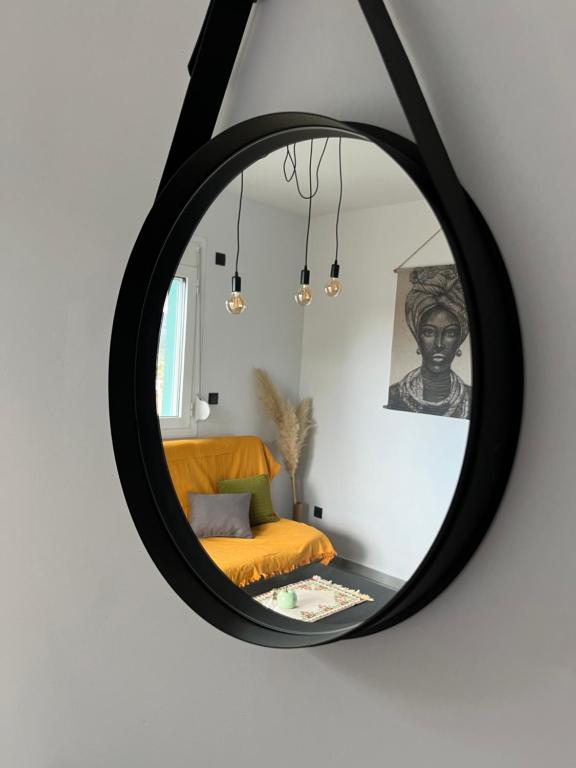 ein Spiegel an einer Wand neben einer Couch in einem Zimmer in der Unterkunft faskomilo house 1 in Faskomiliá