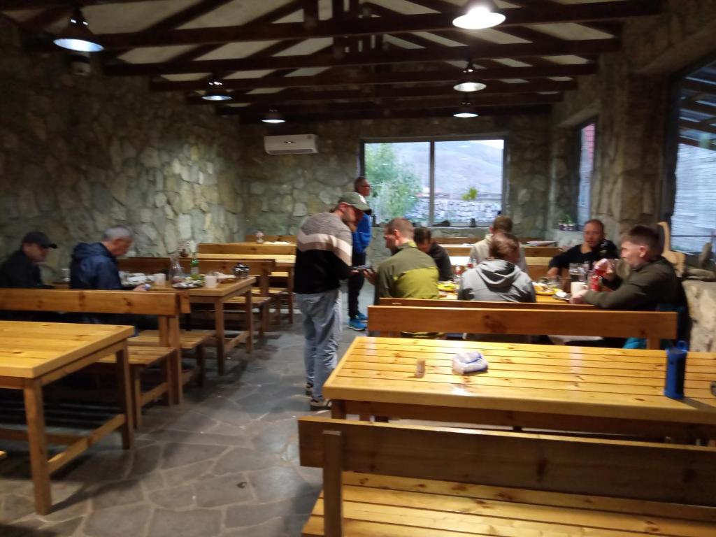 eine Gruppe von Personen, die in einem Restaurant an Tischen sitzen in der Unterkunft Armenian Camp in Artanish