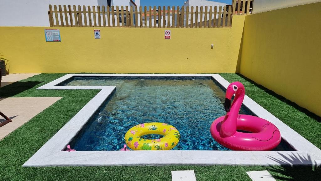 A piscina localizada em Holidays Home Comporta ou nos arredores