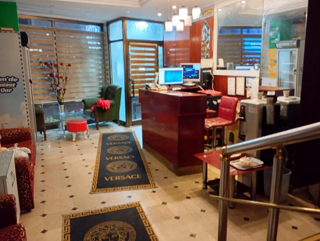 un bureau avec un bureau, un ordinateur et des chaises dans l'établissement Simge suitotel, à Istanbul