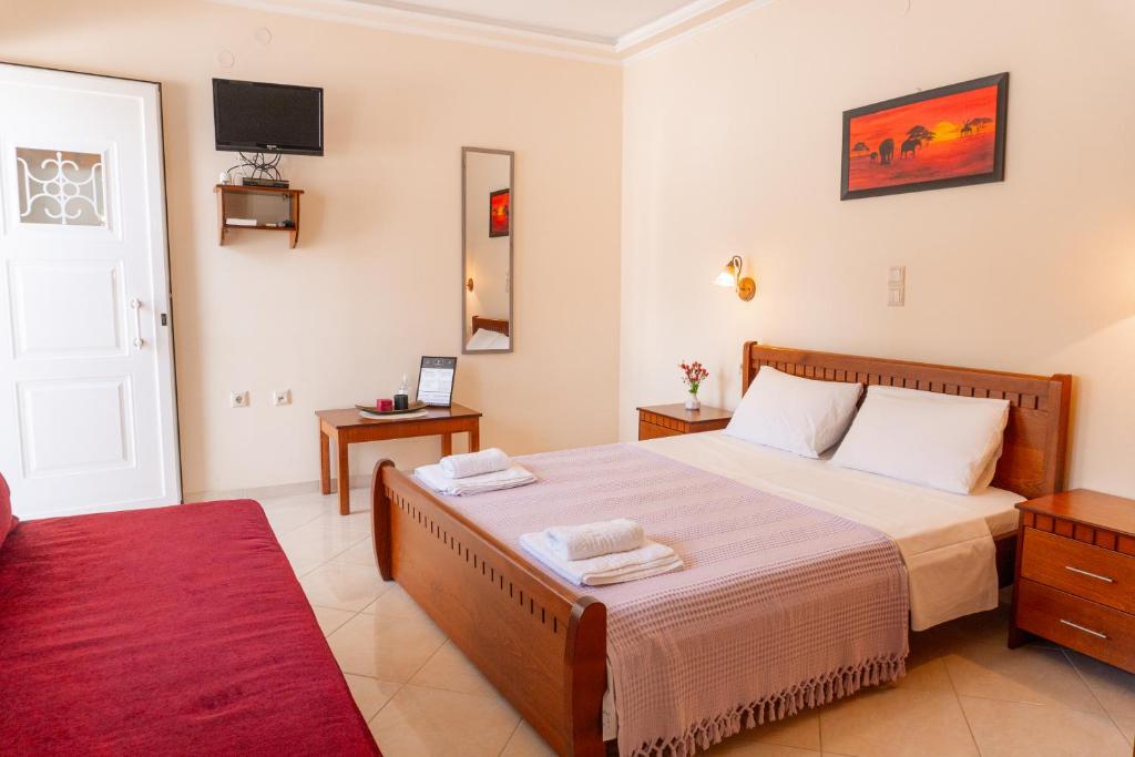 - une chambre avec un grand lit et un tapis rouge dans l'établissement Apartments Vasileiou Suite 2, à Prévéza
