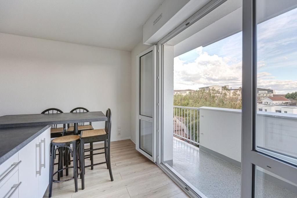 Il dispose d'un balcon et d'une cuisine avec une table et des chaises. dans l'établissement GuestReady - Lovely retreat with a balcony, à Mérignac