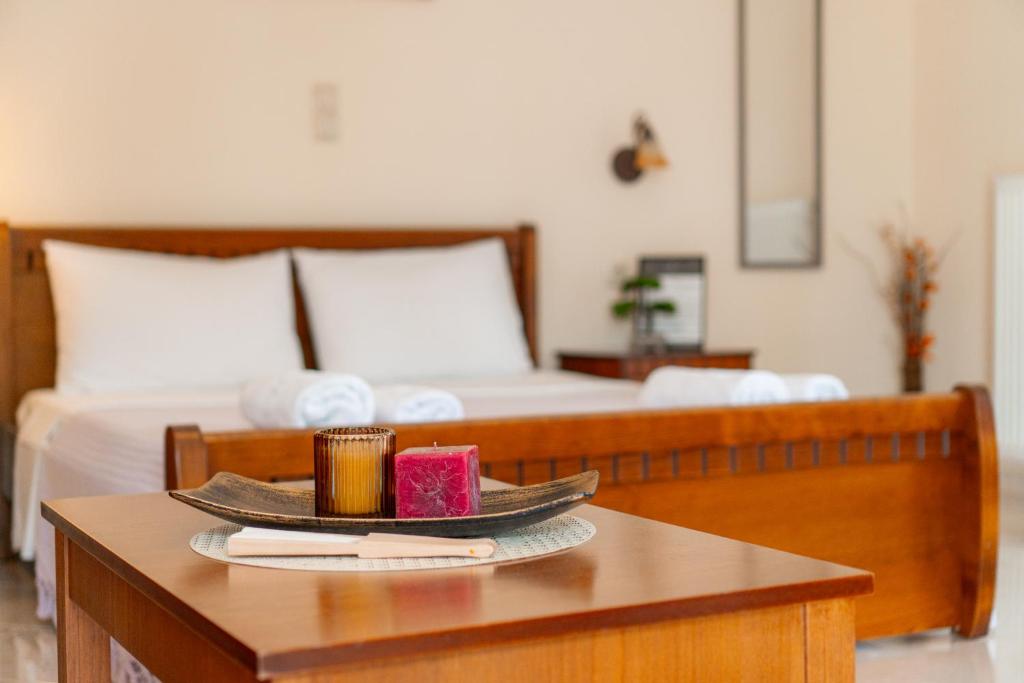 um quarto com uma cama e uma mesa com um prato de comida em Apartments Vasileiou Suite 3 em Preveza