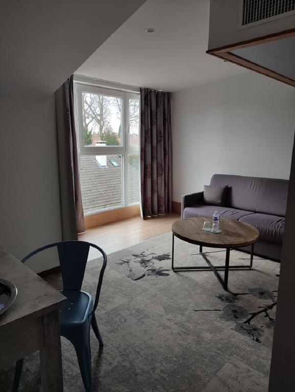 Ein Sitzbereich in der Unterkunft Logis Hôtel Les Pages