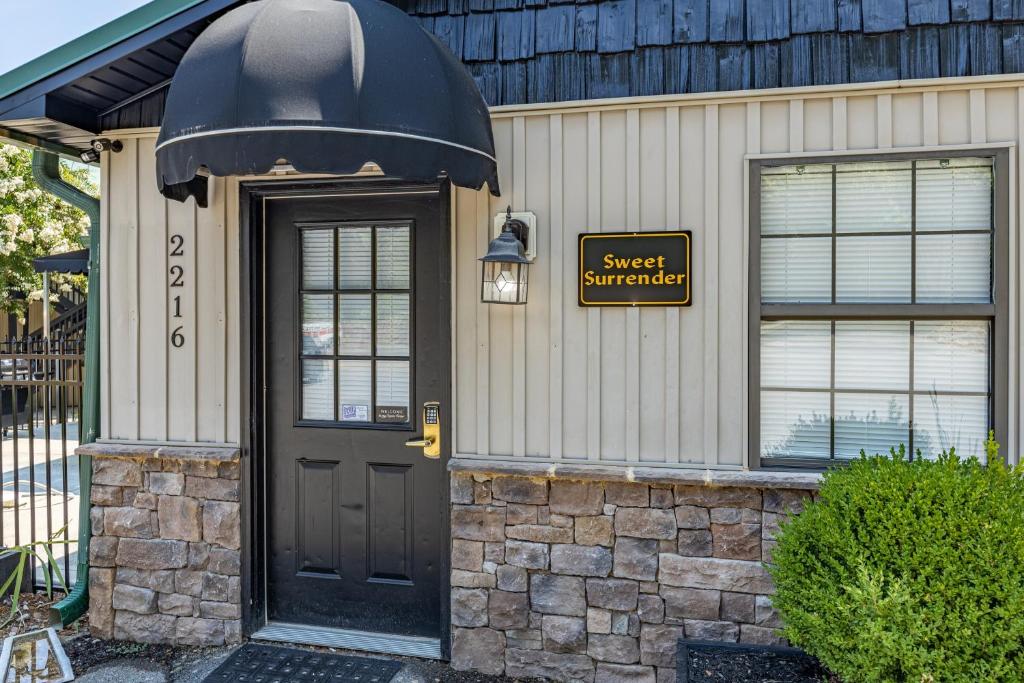 eine Eingangstür eines süßen Sandwich-Restaurants in der Unterkunft Sweet Surrender by Eden Crest in Pigeon Forge
