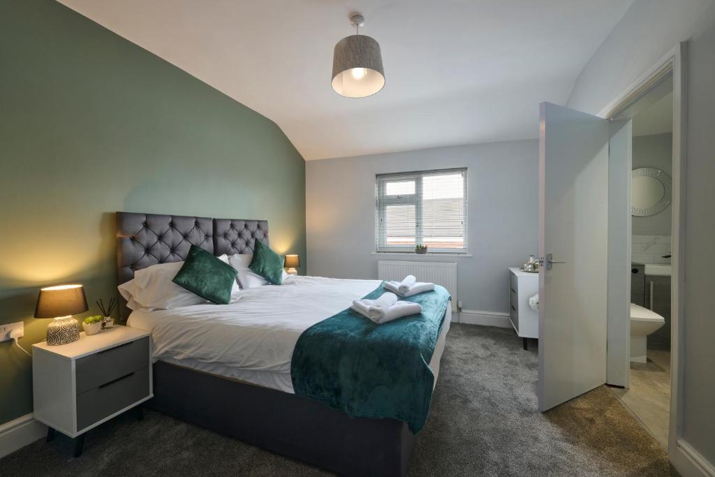una camera con un grande letto e un bagno di Luxury - Close To Centre - Free Parking - 4 Beds a Manchester