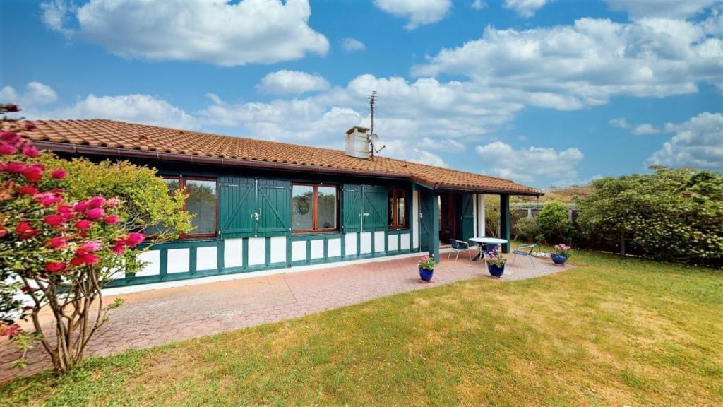 une maison avec un vert et un blanc dans l'établissement Hossegor Plage, Maison landaise 6 personnes, à Soorts-Hossegor