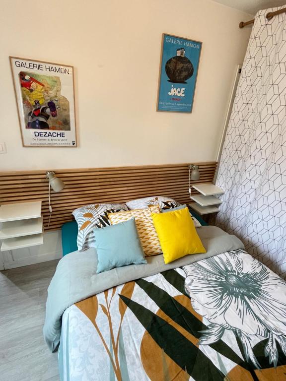 - une chambre avec un lit et des oreillers colorés dans l'établissement Vivez l'Atlas-Proche de la plage, au Havre