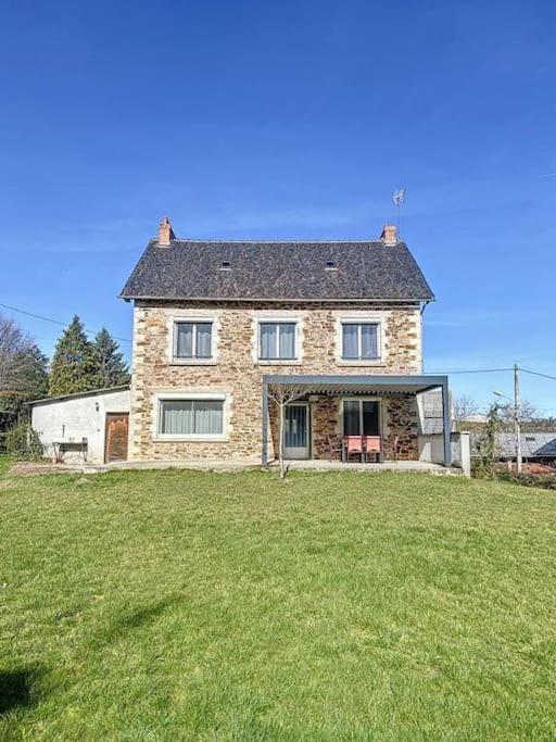 une grande maison en pierre avec une grande pelouse dans l'établissement BRP Aveyron, Castan House, 5 beds, à Druelle
