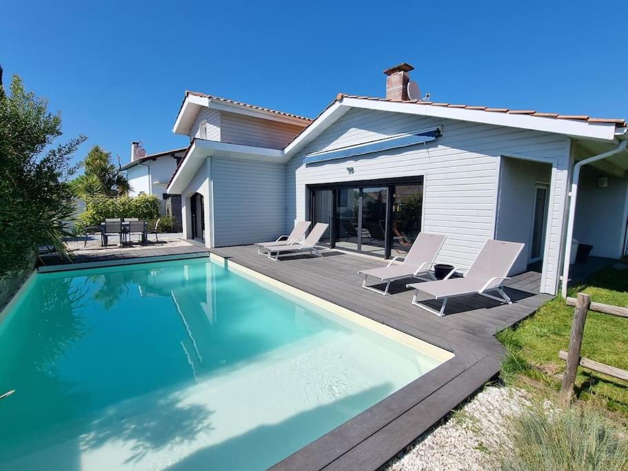 une piscine devant une maison dans l'établissement Belle Villa bassin d'Arcachon, à La Teste-de-Buch