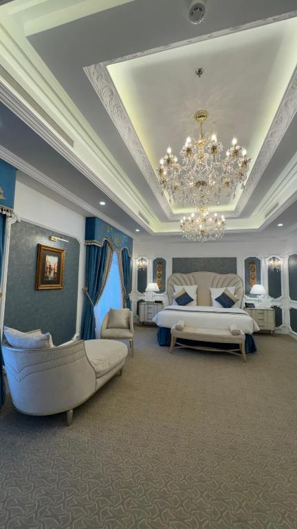 Postel nebo postele na pokoji v ubytování Remaj Hotel