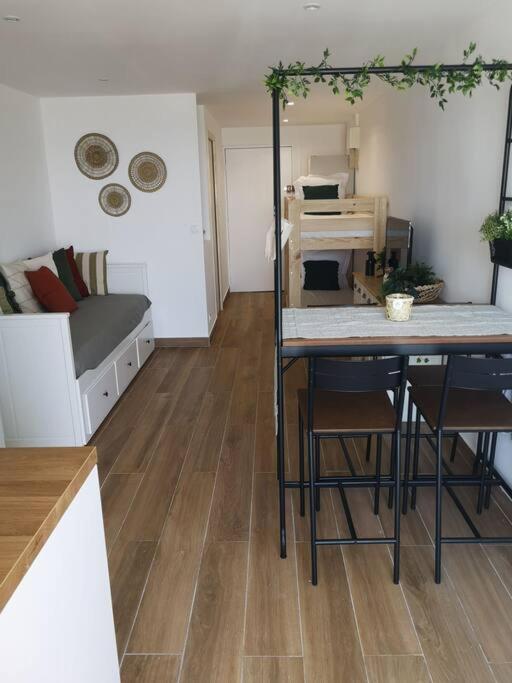 un salon avec une table et un canapé dans l'établissement Superbe studio rénové vue étangs, à Mauguio