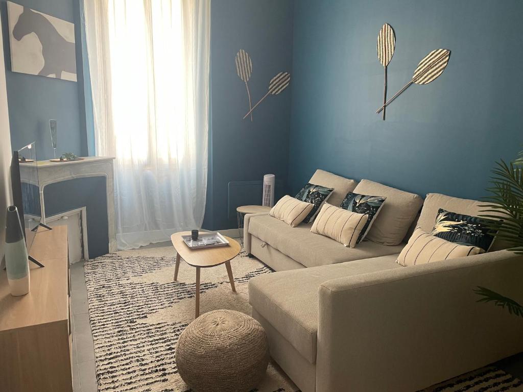 un salon avec un canapé et une table dans l'établissement Le contemporain - Golfe Juan - 5 min des plages - 10 min de Cannes!, à Vallauris