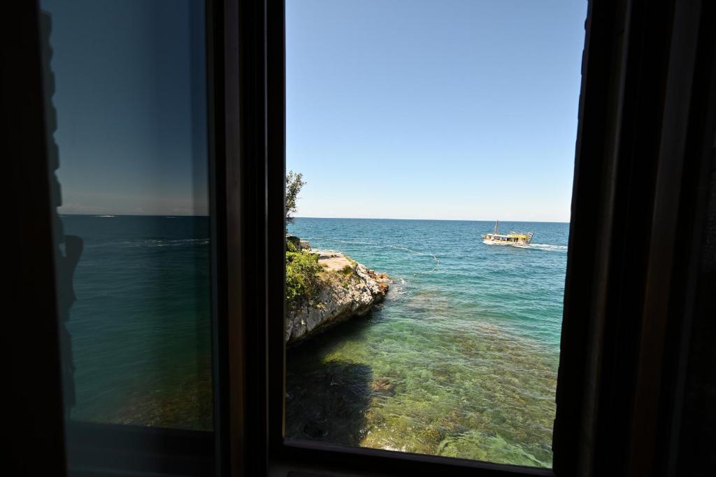 una finestra con vista sull'oceano di Chesa Arnolongo a Rovigno (Rovinj)