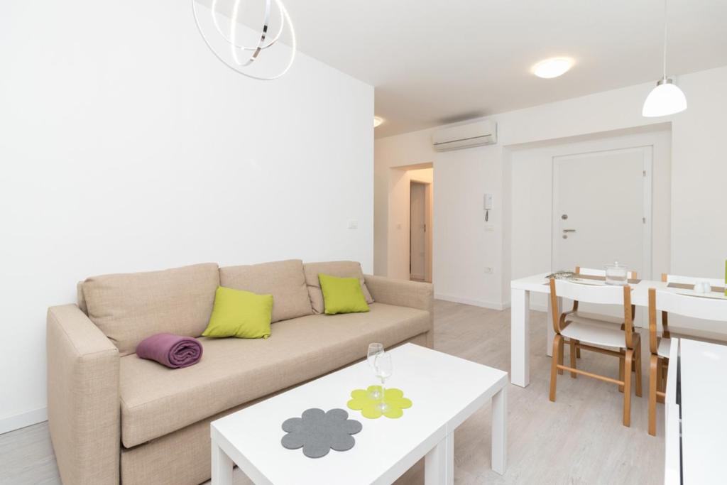 Svetainės erdvė apgyvendinimo įstaigoje 2 bedrooms apartement at Zadar 500 m away from the beach with city view balcony and wifi