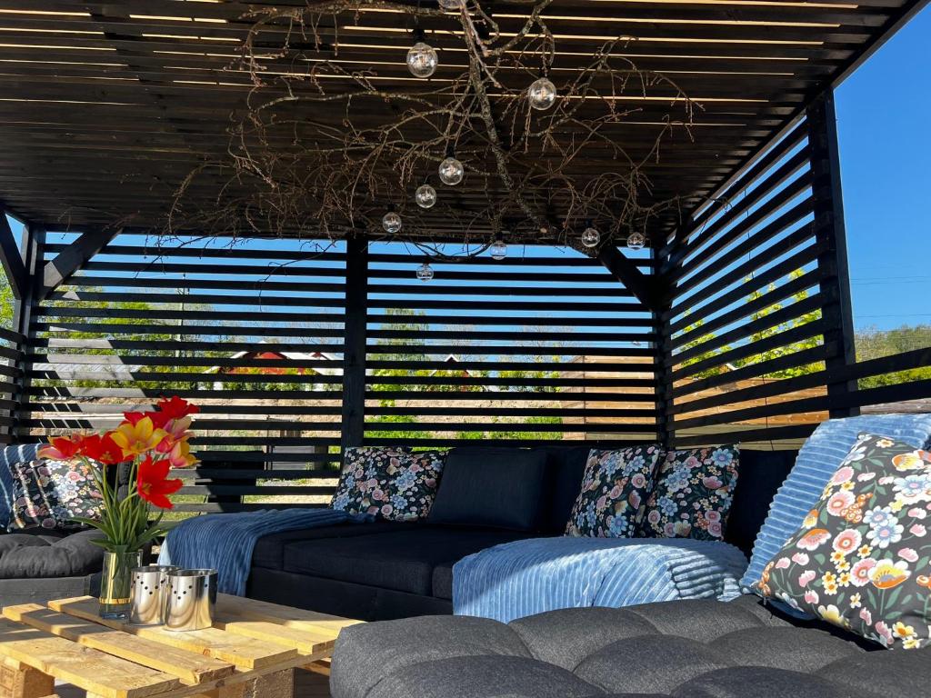 Posezení v ubytování Vättervy Glamping- Ravinstuga