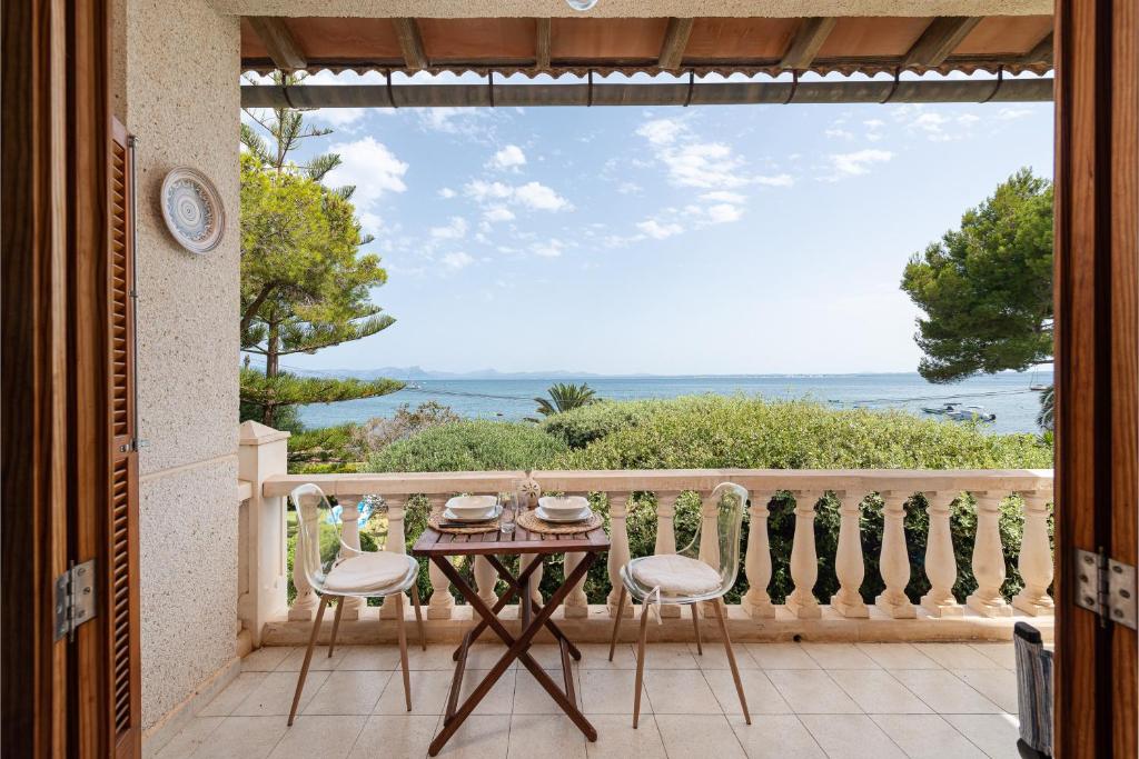 a table and chairs on a balcony with a view at La Casa del Far in Alcanada