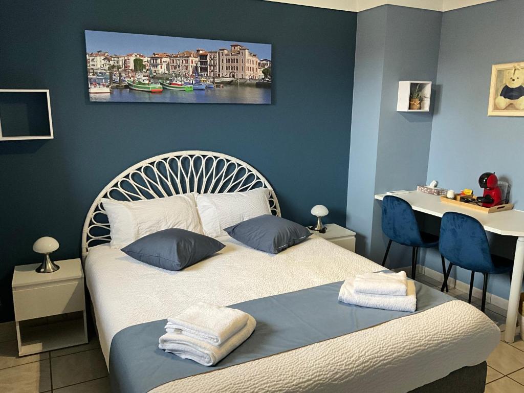 sypialnia z łóżkiem z 2 poduszkami w obiekcie Casa Di fiore w mieście Maubourguet