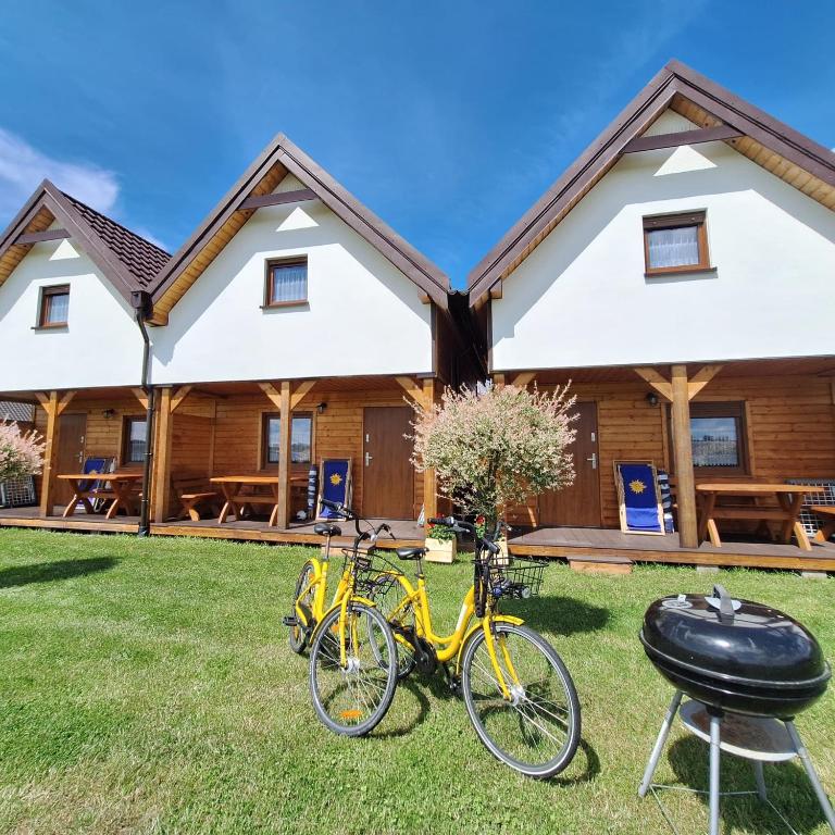 two bikes parked in front of a log cabin at Morskie Sarbinowo in Sarbinowo