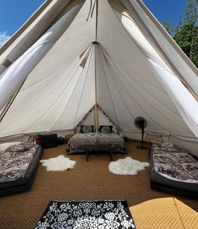 Postel nebo postele na pokoji v ubytování Vättervy Glamping