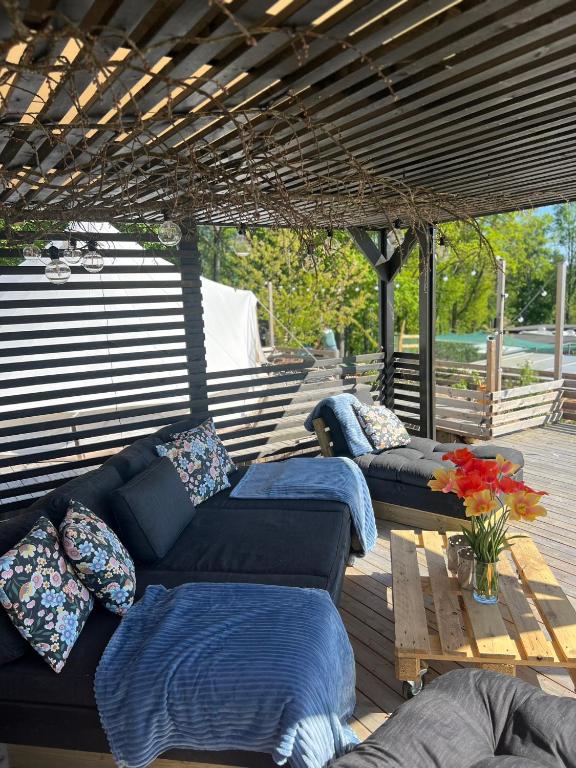 Posezení v ubytování Vättervy Glamping