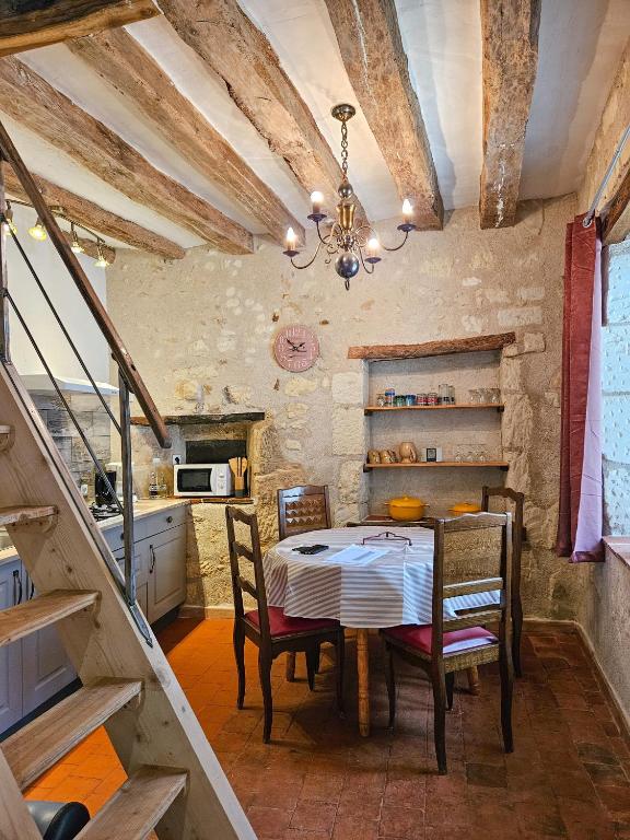 une salle à manger avec une table et quelques chaises dans l'établissement Moulin de Galerne, Le gite du Meunier, à Seigy