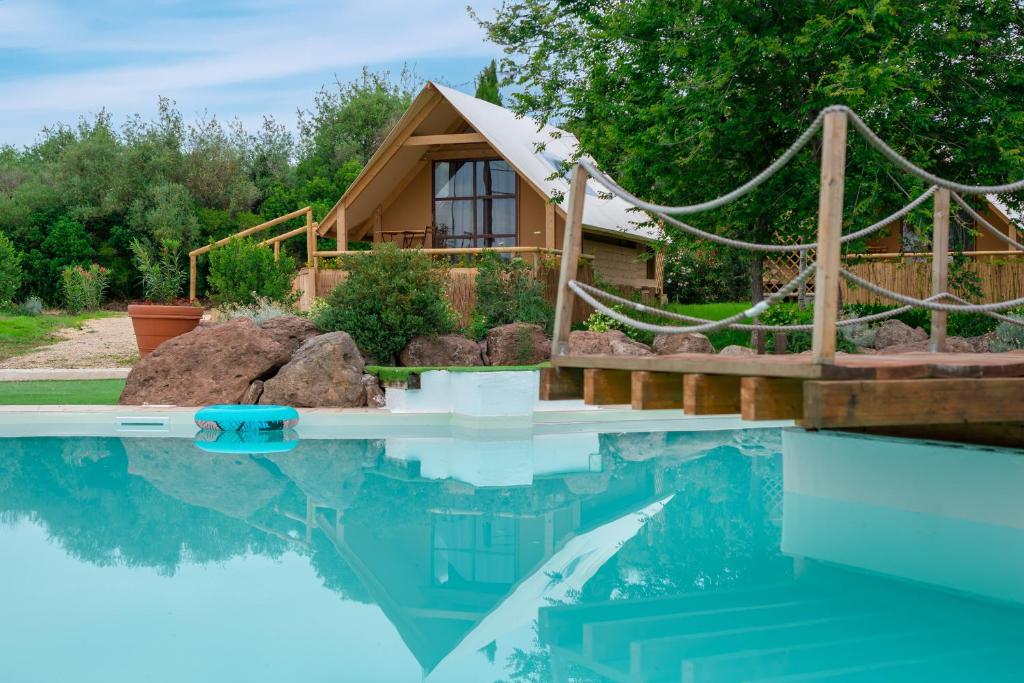 Bazén v ubytování Agriglamping Butterfly House Sardegna nebo v jeho okolí